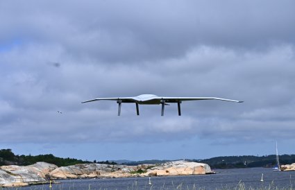 Drone med vinger i lufta