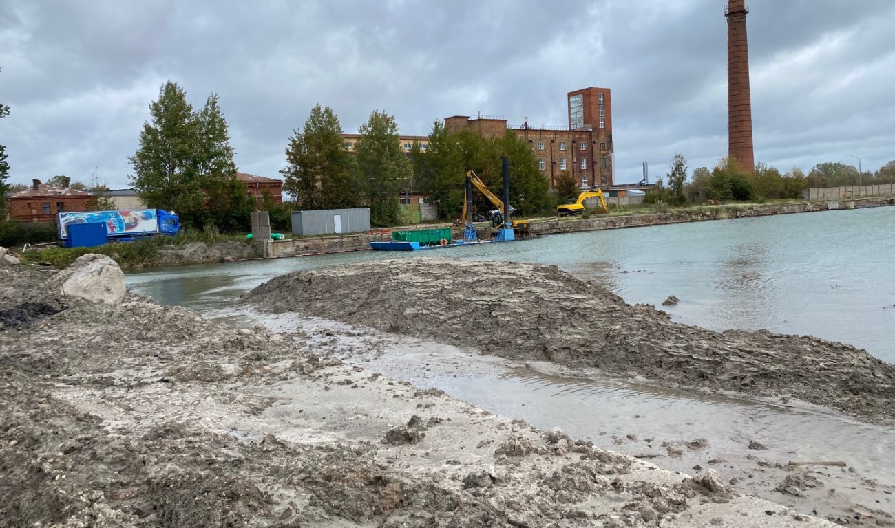 Industriområde med tilsynelatende forurenset strand.